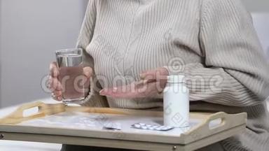 医护人员从养老院的孤寡老人手中取一杯水